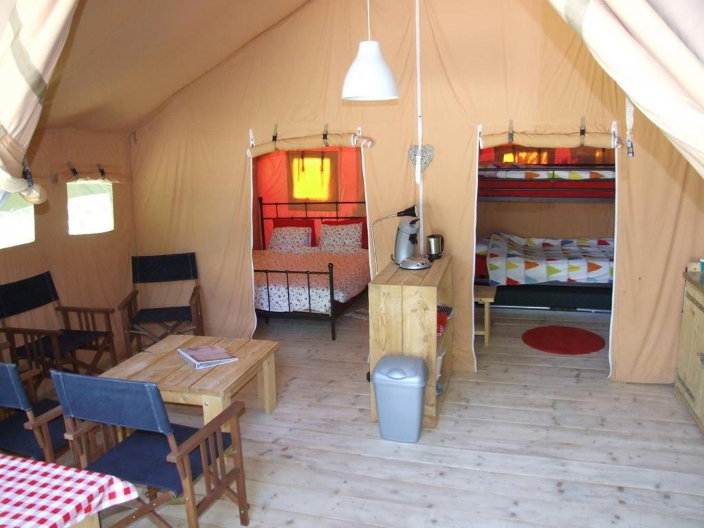 Photo de la galerie de l'établissement Saint Antonin Noble Val - Les 3 Cantons- Glamping tente - Juliette, à Lavaurette
