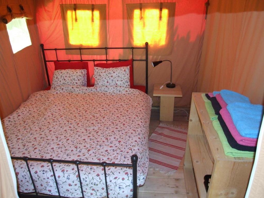 Photo de la galerie de l'établissement Saint Antonin Noble Val - Les 3 Cantons- Glamping tente - Juliette, à Lavaurette