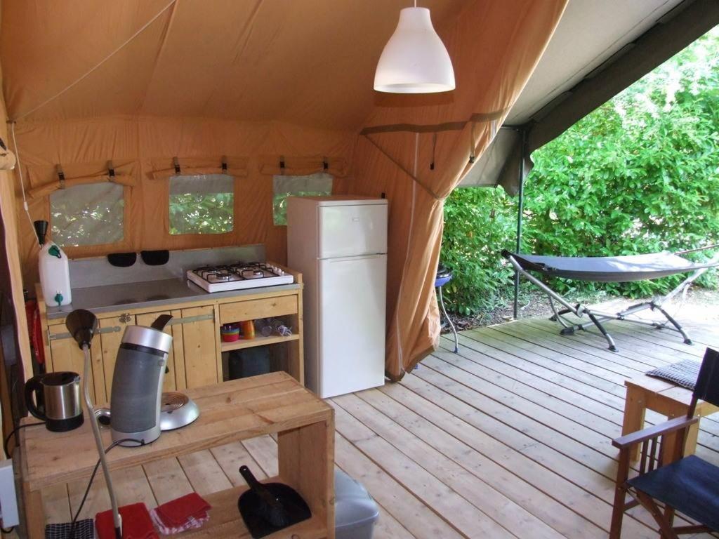 Photo de la galerie de l'établissement Saint Antonin Noble Val - Les 3 Cantons- Glamping tente - Juliette, à Lavaurette
