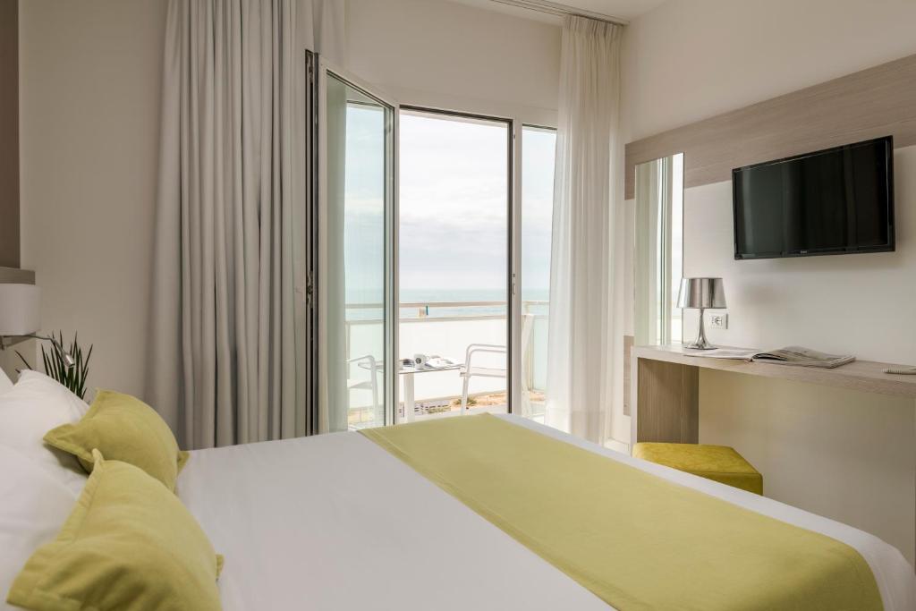 une chambre d'hôtel avec un lit avec vue sur l'océan dans l'établissement Hotel Delle Rose, à Lido di Jesolo 62 autres photos
