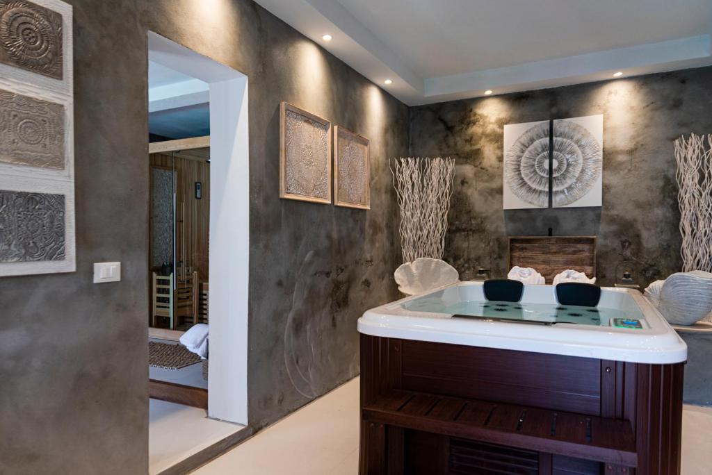 - une salle de bains pourvue d'une baignoire dans l'établissement Cà del Mago Pool garden & spa, only adults, à Lerici 19 autres photos