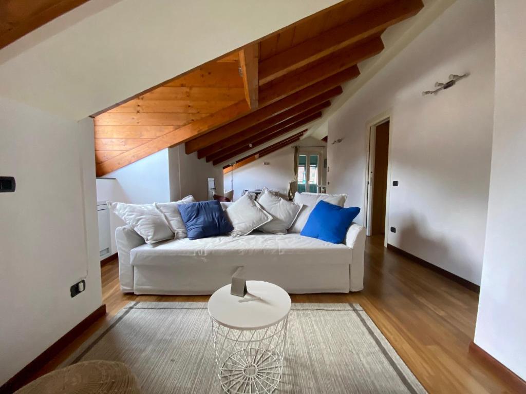 - un salon avec un canapé blanc et des oreillers bleus dans l'établissement Oasi Hotel, à Levanto 87 autres photos