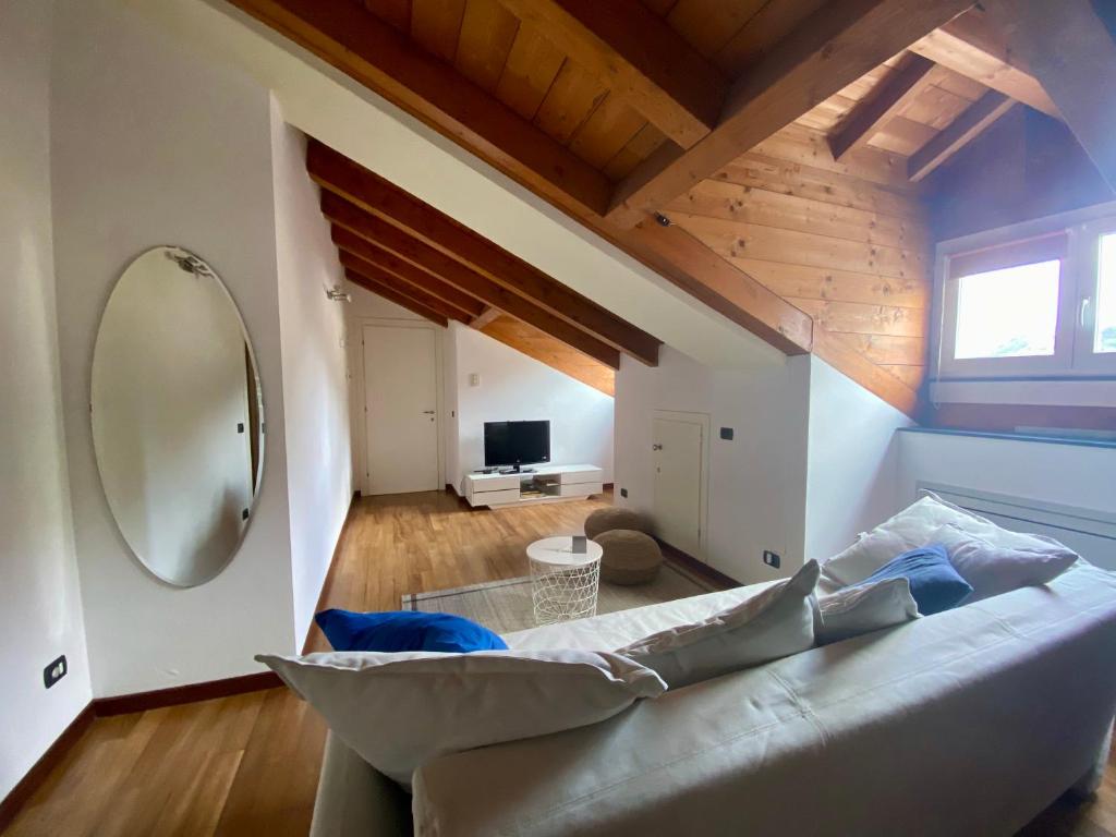 un salon avec un canapé et un miroir dans l'établissement Oasi Hotel, à Levanto