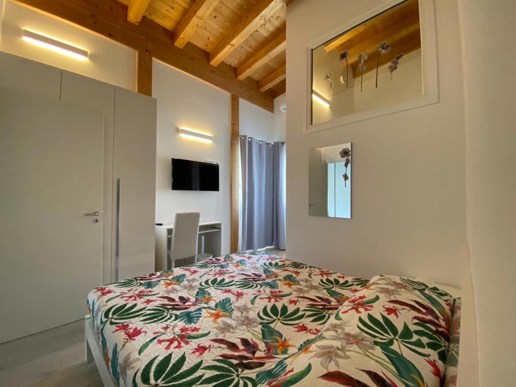 une chambre avec un lit avec un couvre-lit fleuri dans l'établissement TheVilla holiday, à Silvi Marina
