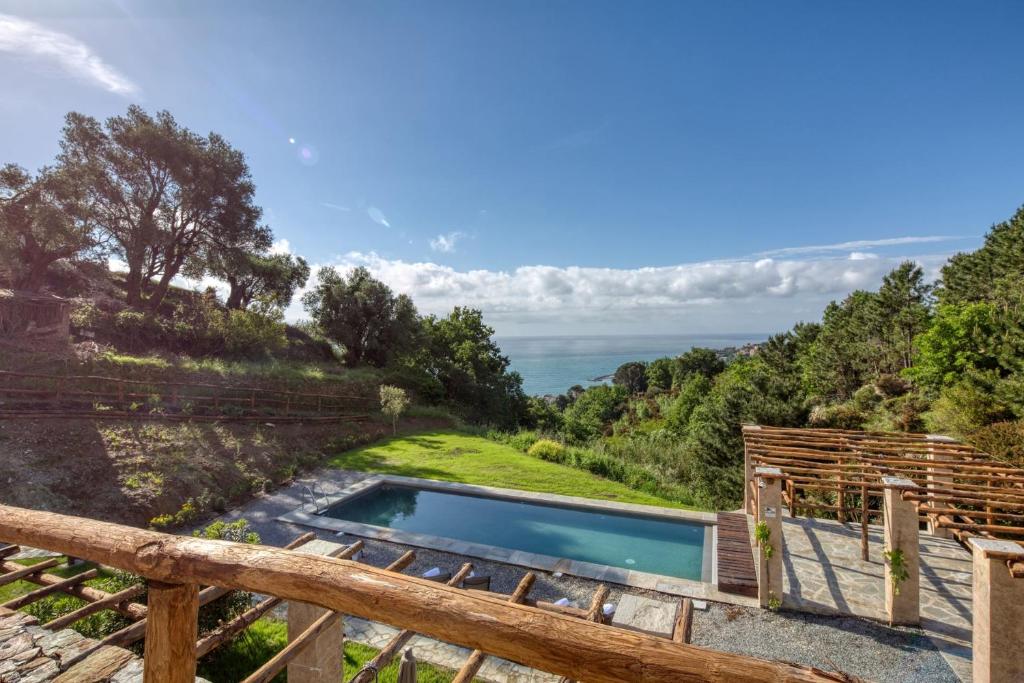 une piscine avec vue sur l'océan depuis une maison dans l'établissement Mirandola Suites, à Arenzano 14 autres photos