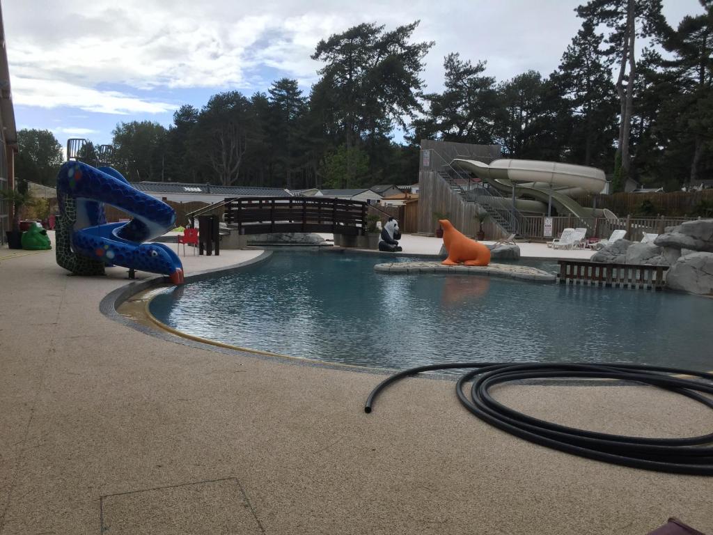 - un parc aquatique avec un toboggan dans la piscine dans l'établissement LE PIPA, à Quend