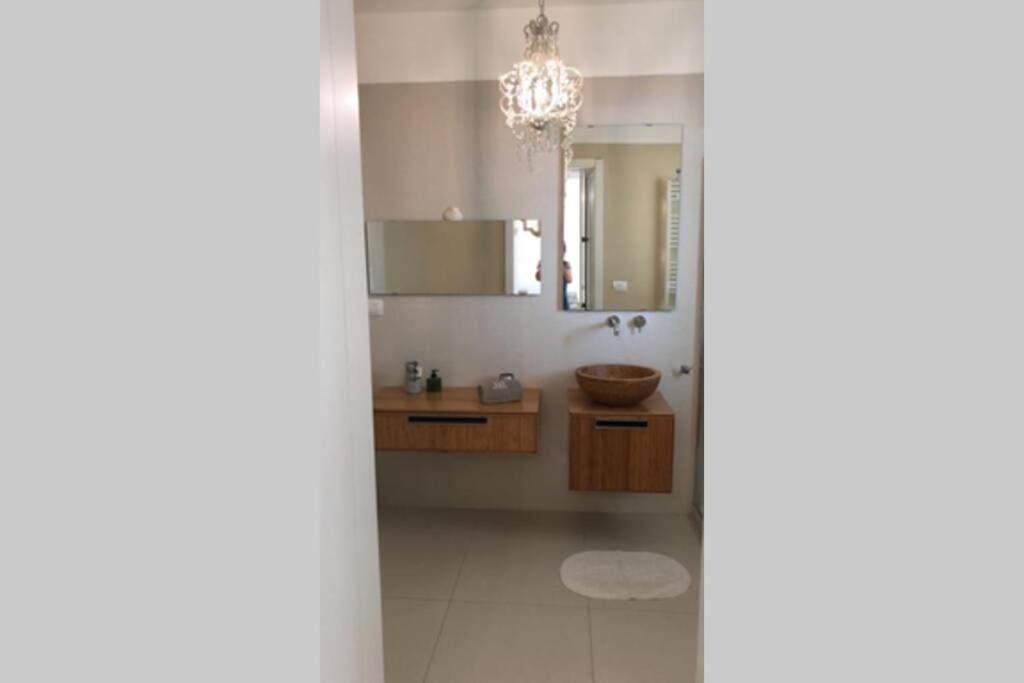 une salle de bain avec un lavabo et un miroir dans l'établissement Luxury Villa Mariachiara, à Monopoli