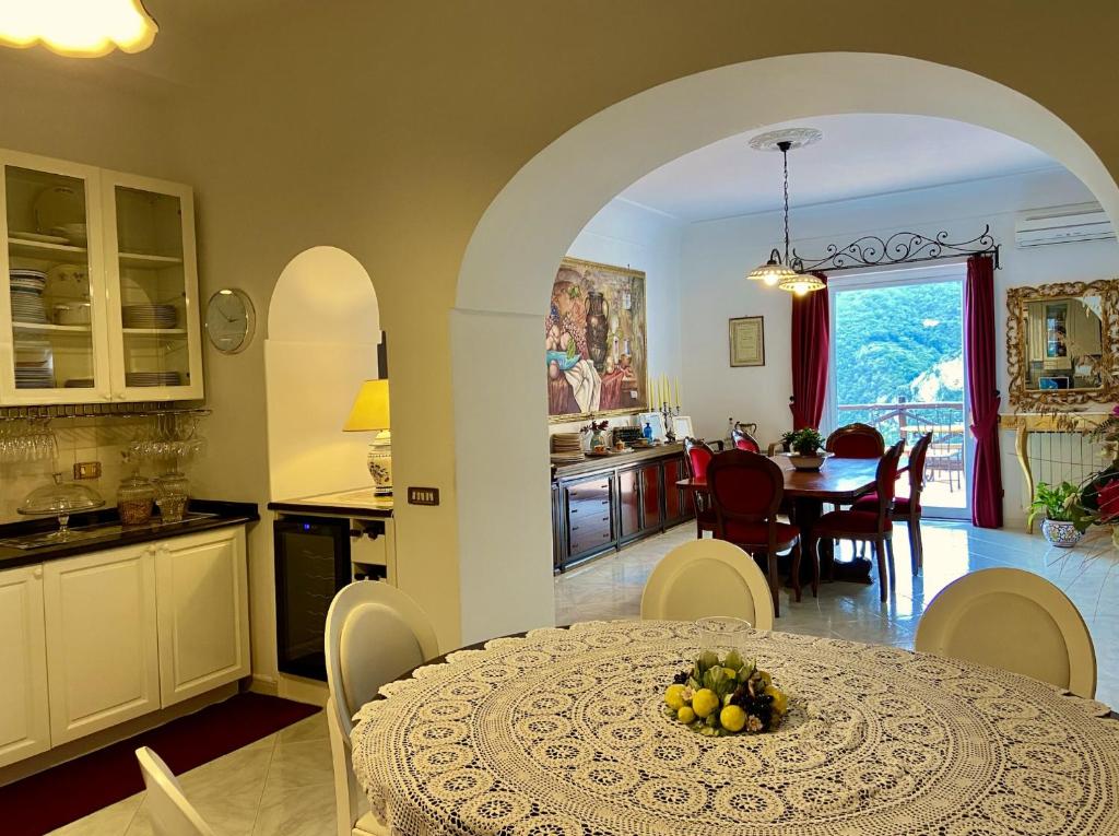 une cuisine et une salle à manger avec une table et des chaises dans l'établissement Villa Graziella Positano "a Piece of Paradise", à Positano
