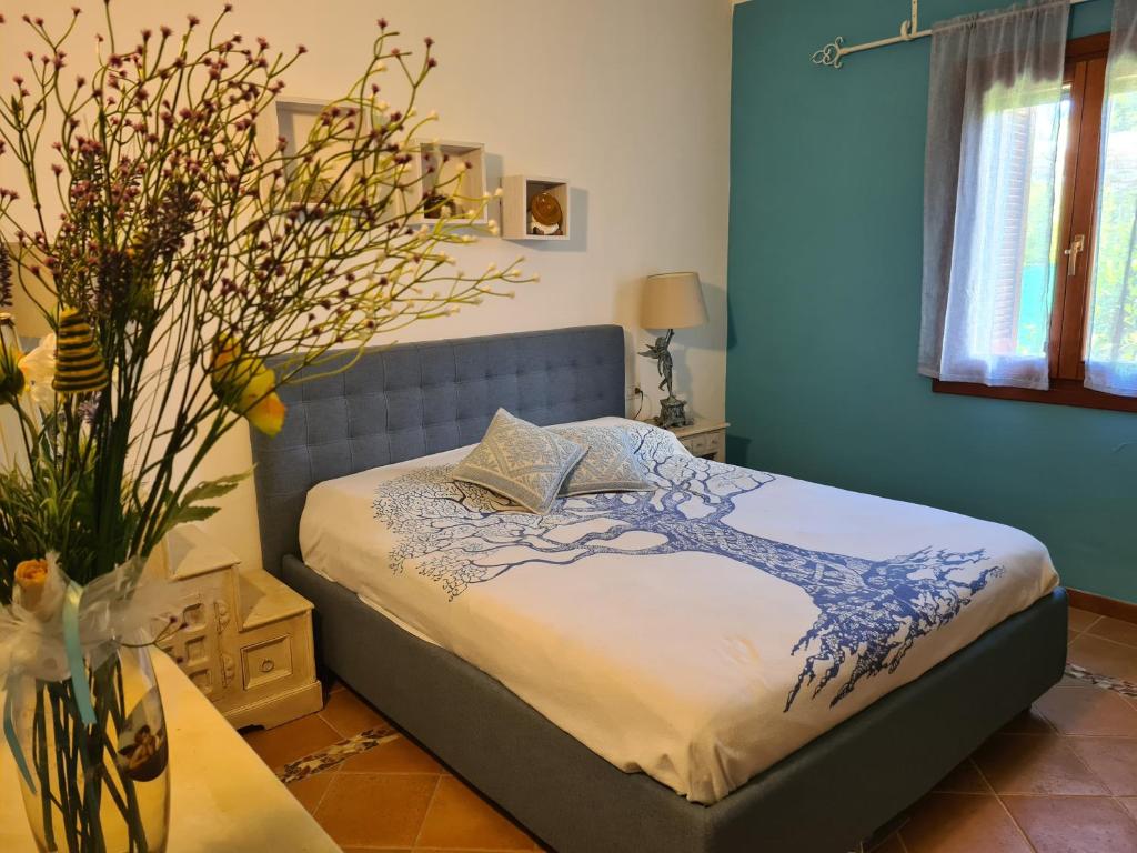 - une chambre avec un lit à tête bleue dans l'établissement Villa Paola San Teodoro con piscina privata, à Lu Lioni 31 autres photos
