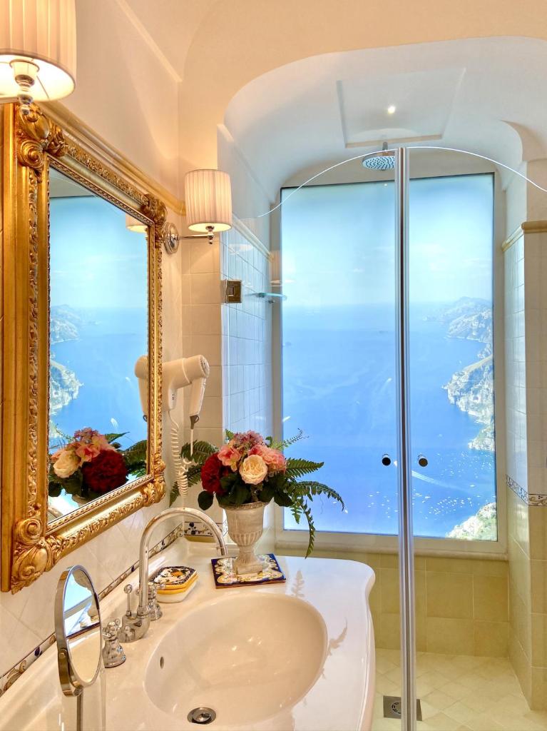 une salle de bain avec un lavabo et un miroir dans l'établissement Villa Graziella Positano "a Piece of Paradise", à Positano