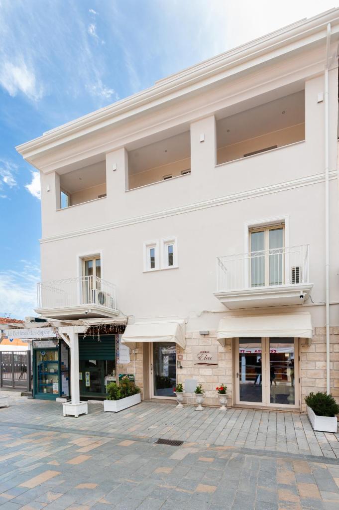 - un bâtiment blanc avec balcon et cour dans l'établissement Albergo Elea, à Ascea