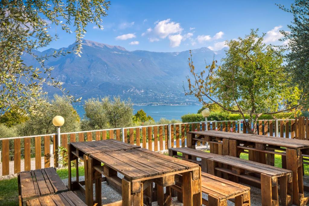 - une table de pique-nique avec vue sur le lac dans l'établissement Hotel Casa Piantoni, à Limone sul Garda