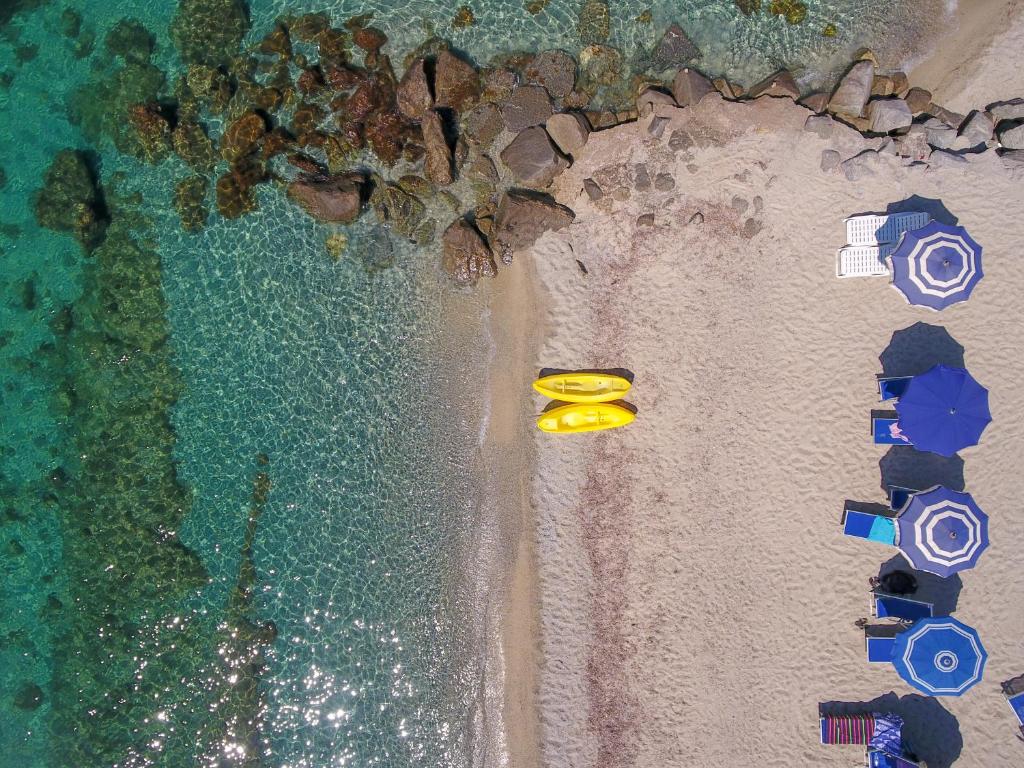 une vue aérienne d'une plage avec deux objets jaunes dans l'établissement Suite Hotel L'Oasi di Riaci, à Santa Domenica