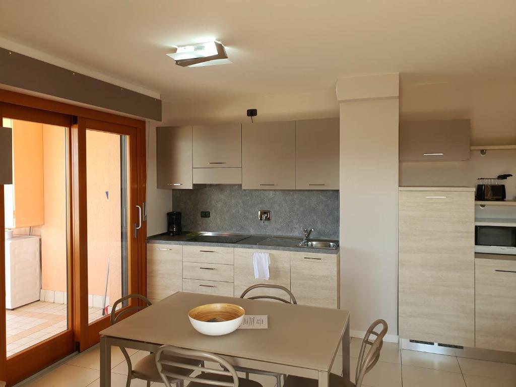 une cuisine avec une table avec un bol dessus dans l'établissement Aparthotel Capitol, à Grado
