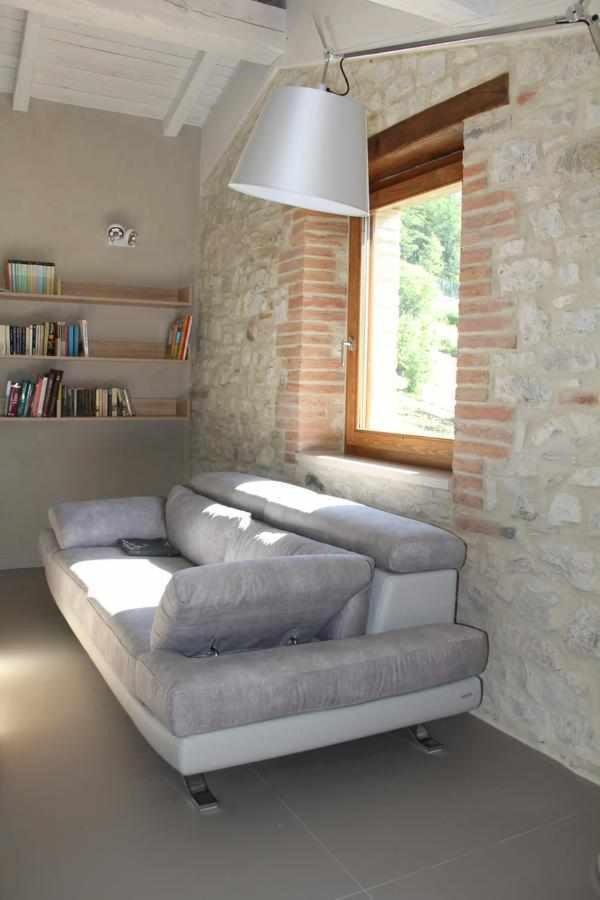 un salon avec un canapé et une fenêtre dans l'établissement Molino dei Ciliegi - Splendida villa in Umbria, à San Venanzo 30 autres photos