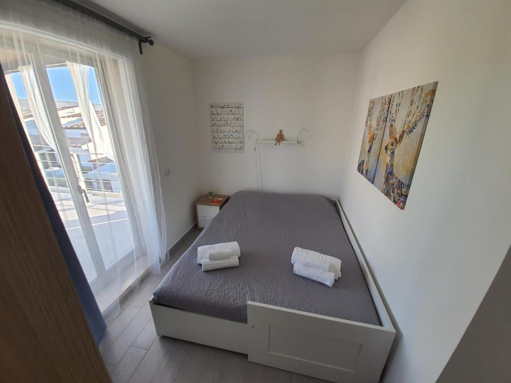 une chambre avec un lit avec deux oreillers dessus dans l'établissement Villa Zoe, à Comiso