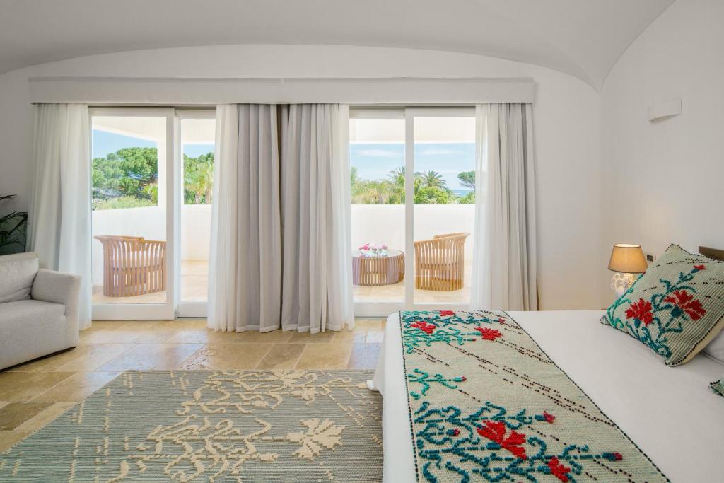 une chambre avec un lit et une vue sur l'océan dans l'établissement Sant Efis Hotel, à Pula 101 autres photos