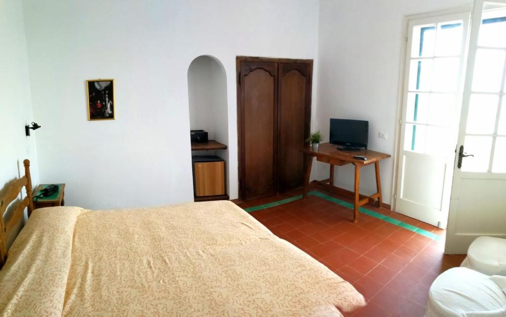 une chambre avec un lit et un bureau avec un ordinateur dans l'établissement Hotel Villa Furia, à Bellaria-Igea Marina