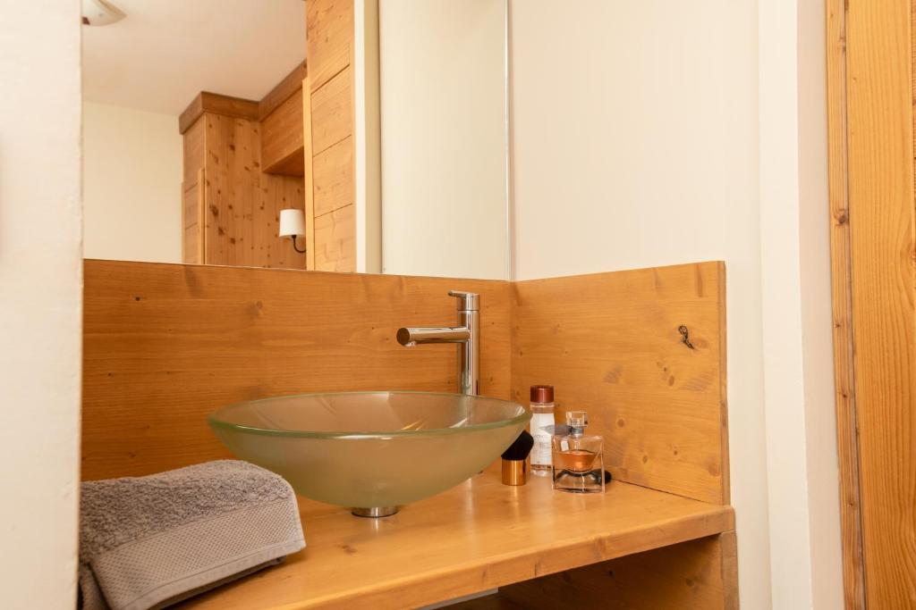 La salle de bains est pourvue d'un lavabo en bois. dans l'établissement Résidence Le Chamois d'Or, à Val Thorens
