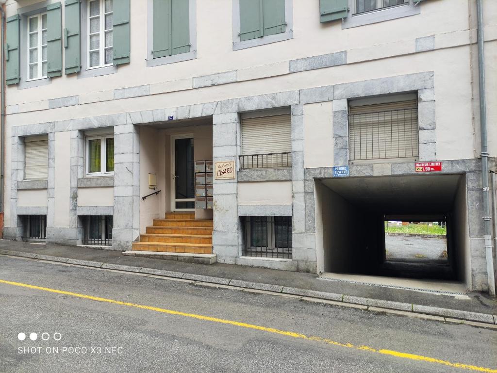 un bâtiment avec un tunnel sur le côté d'une rue dans l'établissement Studio 4 personnes + parking privé, à Cauterets