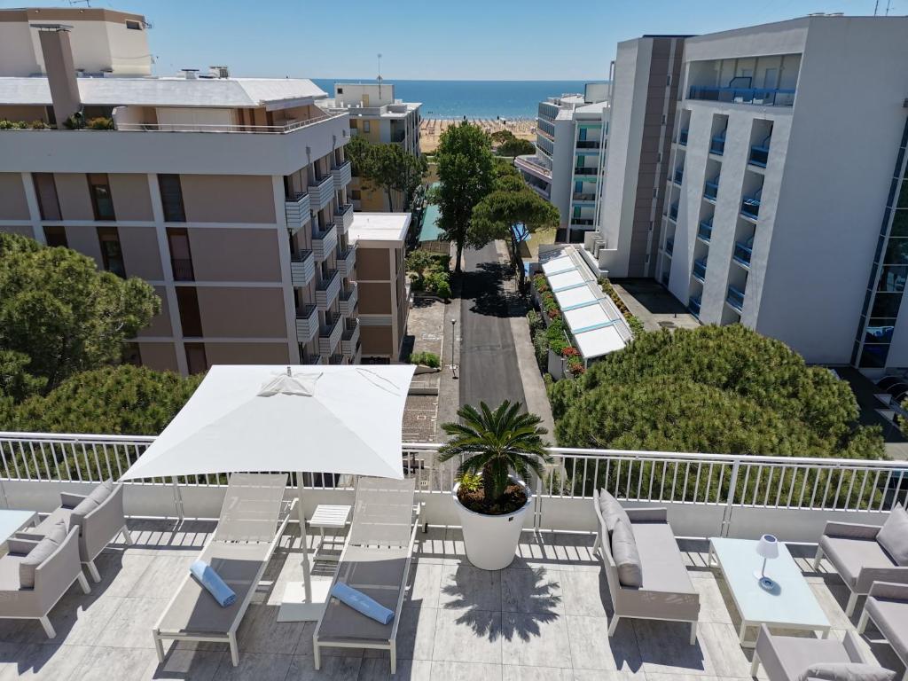 un balcon avec une table et des chaises et l'océan dans l'établissement Hotel Astoria, à Bibione