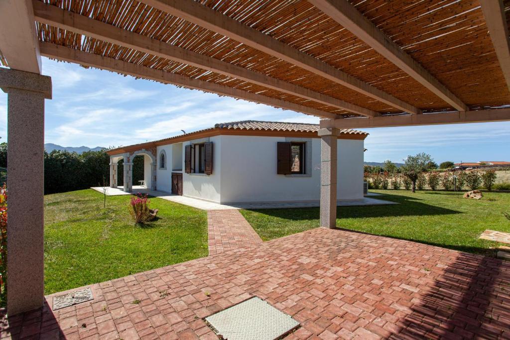 Elle offre une vue sur une maison dotée d'une terrasse. dans l'établissement Oasi del relax, à Budoni