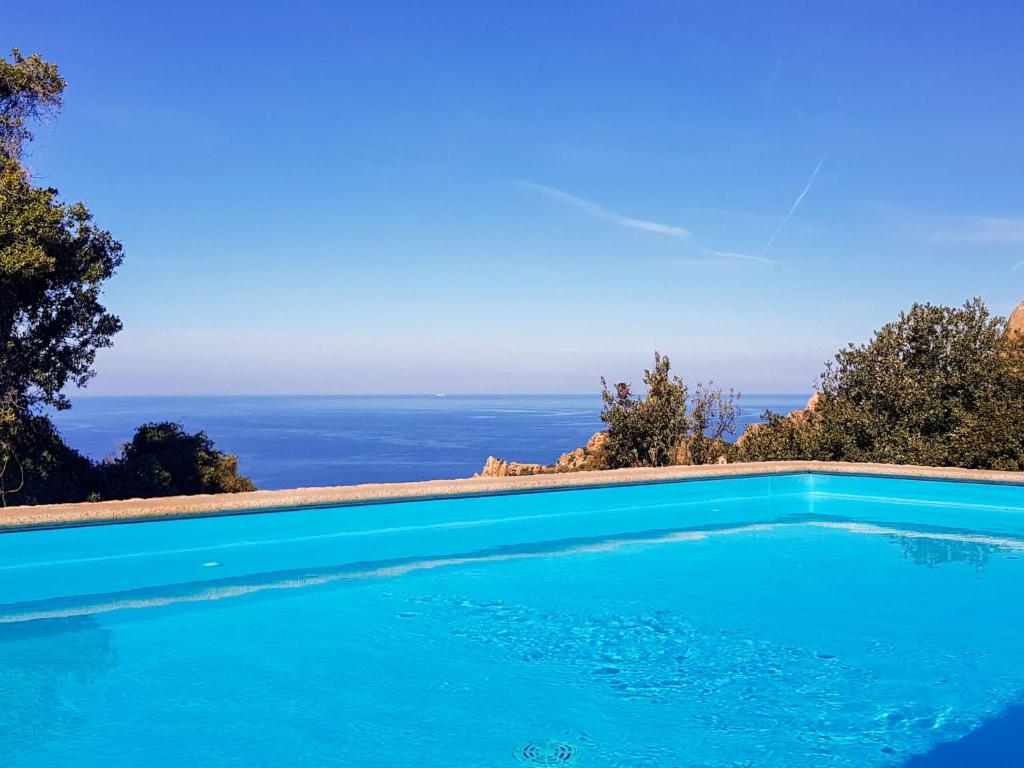une piscine avec vue sur l'océan dans l'établissement Villa Petra Rossa by Interhome, à Li Valcaggi