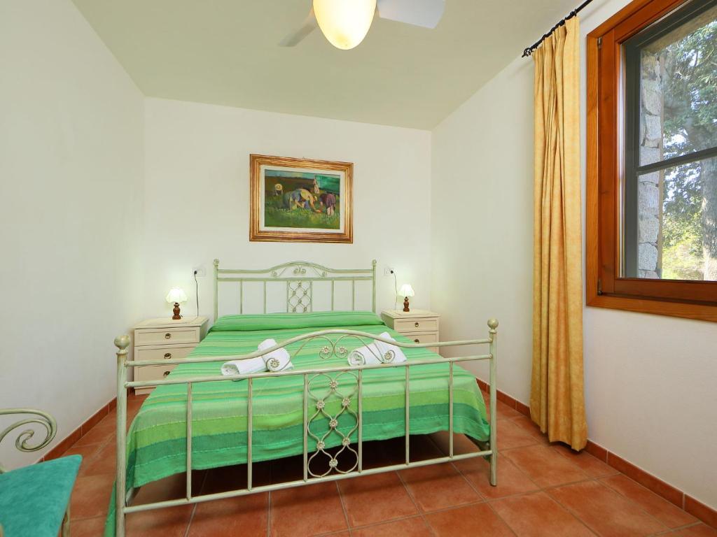 - une chambre avec un lit vert et une fenêtre dans l'établissement Villa Petra Rossa by Interhome, à Li Valcaggi 21 autres photos