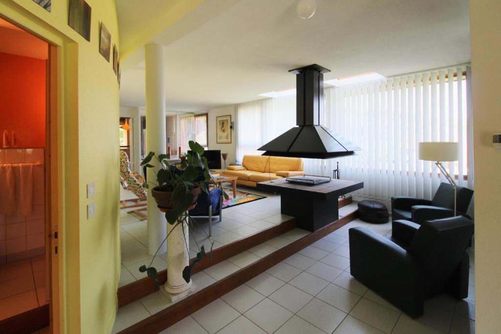 un salon avec un canapé et une table dans l'établissement Gîte comme à la maison -12 pers- La Cabiote, à Les Piards