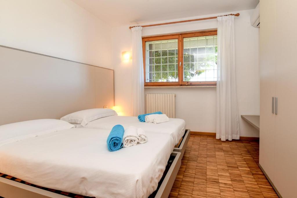 une chambre avec deux lits et une fenêtre dans l'établissement Casa Raffaella -Ciao Vacanze-, à Moniga del Garda 33 autres photos