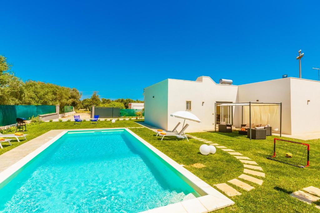 une piscine dans l'arrière-cour d'une maison dans l'établissement Villa Euframia, à San Vito dei Normanni