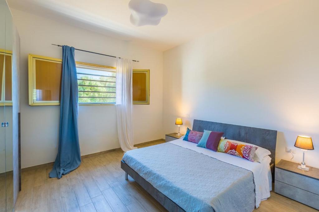 une chambre avec un lit et une fenêtre dans l'établissement Villa Euframia, à San Vito dei Normanni