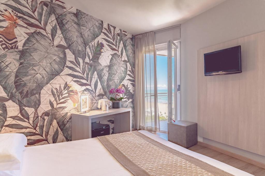 - une chambre ornée d'une fresque murale représentant des feuilles dans l'établissement Hotel Cesare Augustus, à Lido di Jesolo