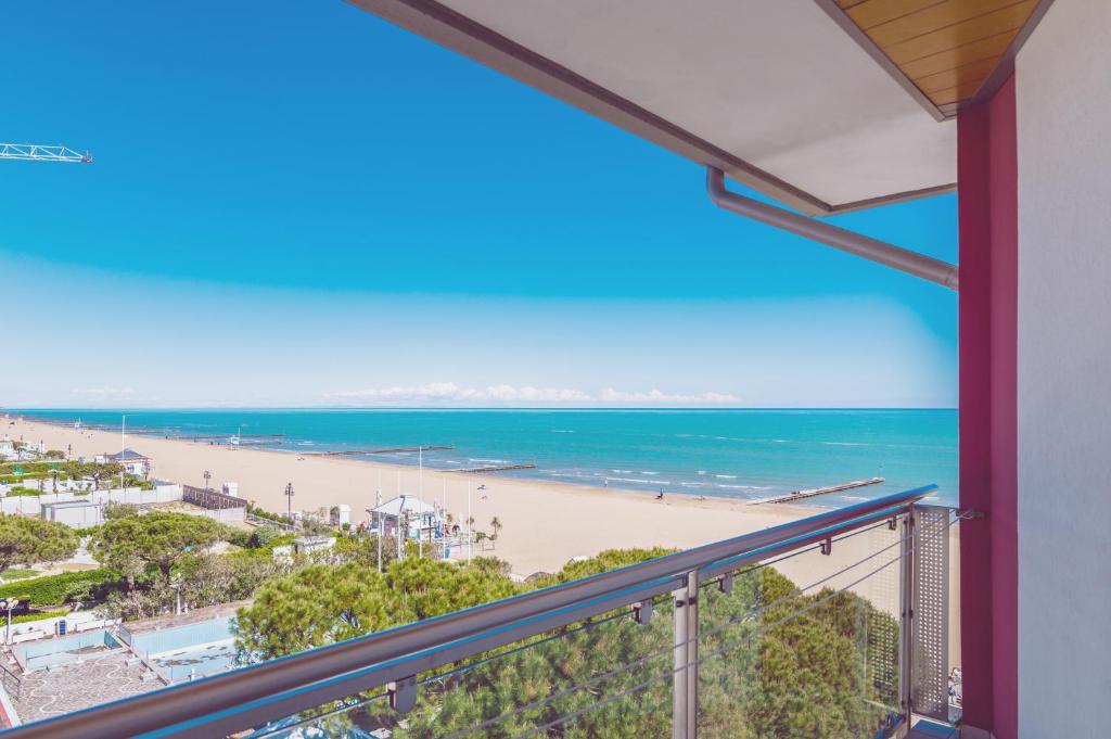 un balcon avec vue sur la plage et l'océan dans l'établissement Hotel Cesare Augustus, à Lido di Jesolo