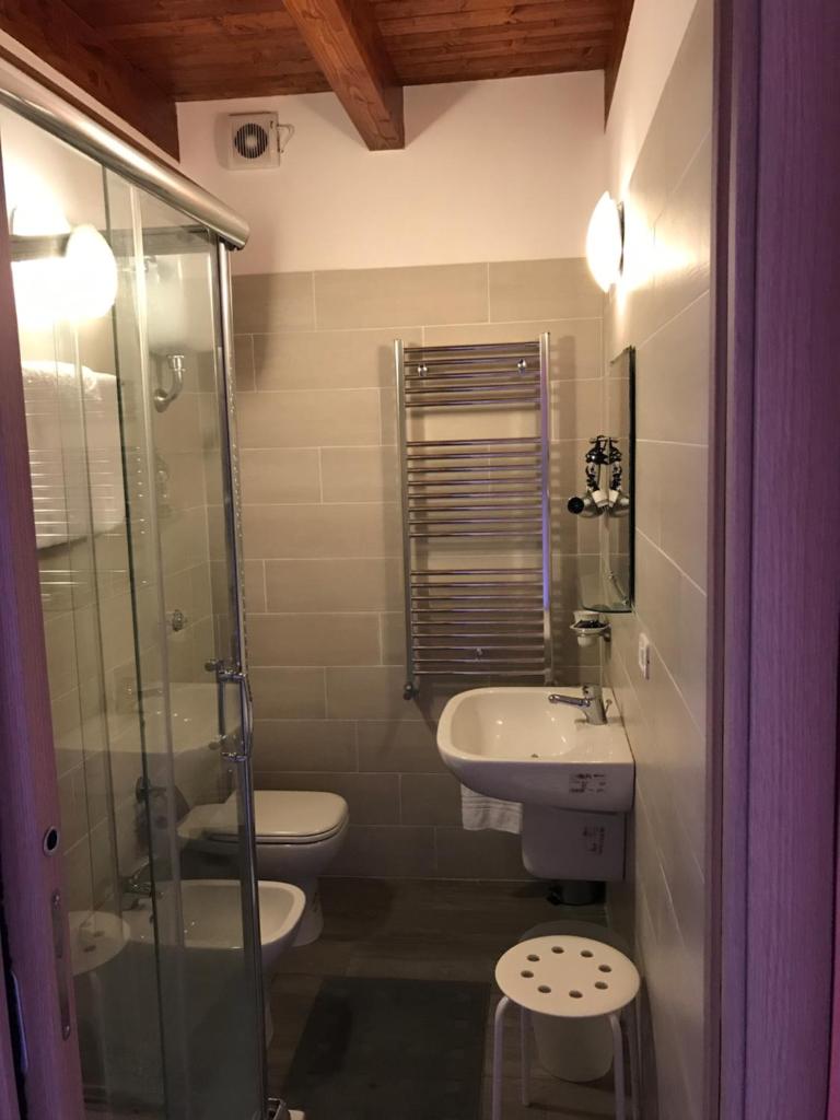 une salle de bain avec toilettes, lavabo et douche dans l'établissement Villa Scotillo Boutique Hotel, à Agropoli 49 autres photos