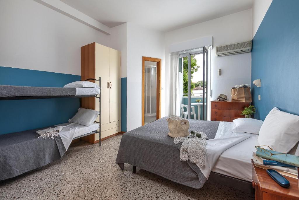 une chambre avec deux lits et un mur bleu dans l'établissement Hotel Pacific, à Riccione 40 autres photos