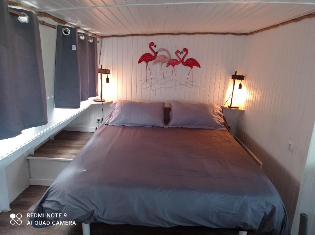 une chambre avec un lit avec deux lampes dessus dans l'établissement Séjour atypique et insolite sur notre péniche La Coradine avec grand spa, à Aigues-Mortes