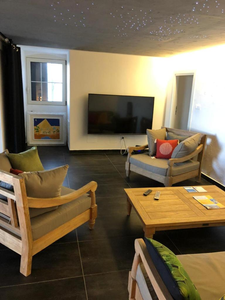 un salon avec deux canapés et une télévision à écran plat dans l'établissement Villa Francesca - Manfredi Homes&Villas, à Monte SantʼAngelo