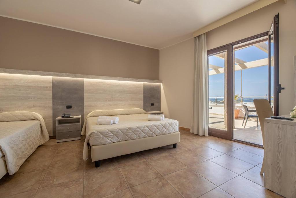 une chambre avec deux lits et une vue sur l'océan dans l'établissement Hotel Salento Mirfran, à Torre San Giovanni 148 autres photos