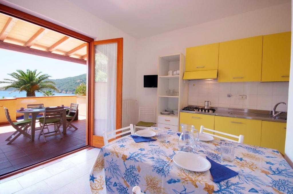 une cuisine avec une table et une salle à manger dans l'établissement Casa Del Golfo, à Lacona 79 autres photos