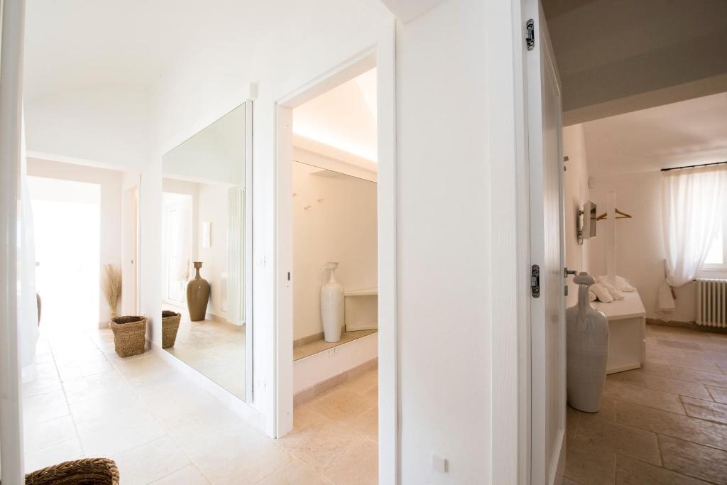 - un grand miroir dans une chambre avec vases dans l'établissement Tenuta Lamia degli Ulivi - Ostuni Puglia - Ancient Lamia and Modern Villa, à Ostuni 68 autres photos