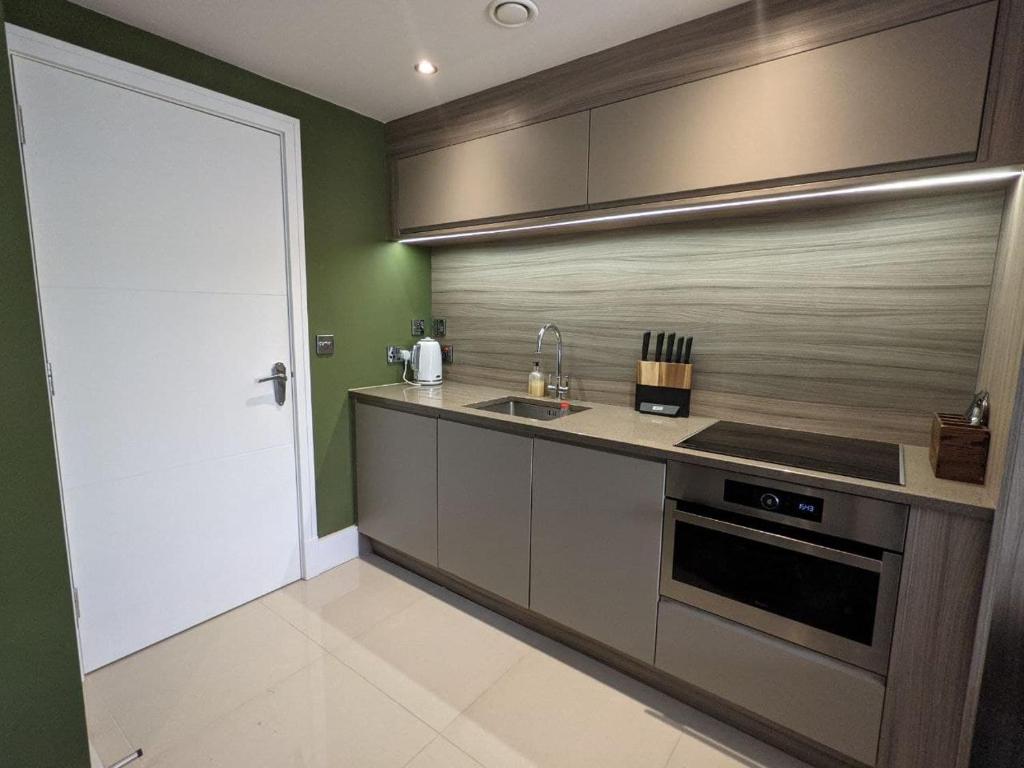 The Botanist's Hideout - Luxury Retreat with Parking 8