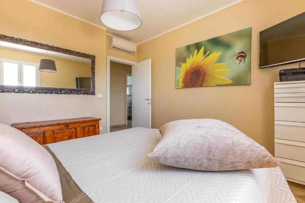 une chambre avec un lit et un miroir dans l'établissement Villa Il Neto by BarbarHouse, à Casarano 30 autres photos