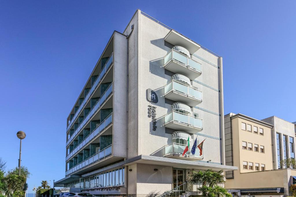 un bâtiment avec des balcons sur le côté dans l'établissement Hotel Delle Rose, à Lido di Jesolo