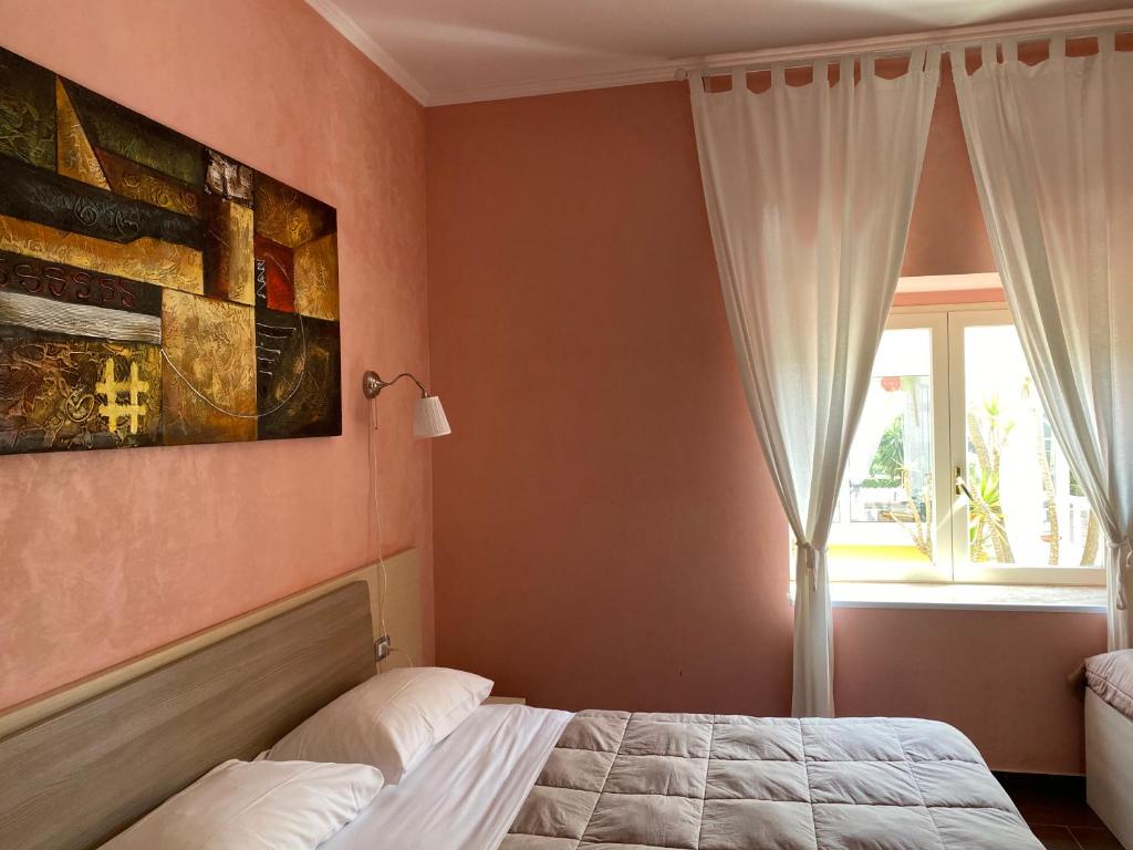 une chambre avec un lit et une fenêtre dans l'établissement Villa Scotillo Boutique Hotel, à Agropoli