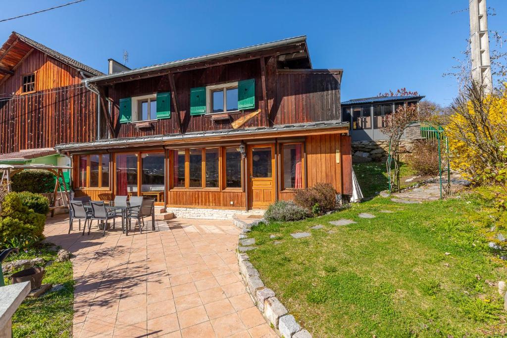 une maison avec un patio et une maison dans l'établissement Chalet Quatre Saisons, à Saint-Gervais-les-Bains