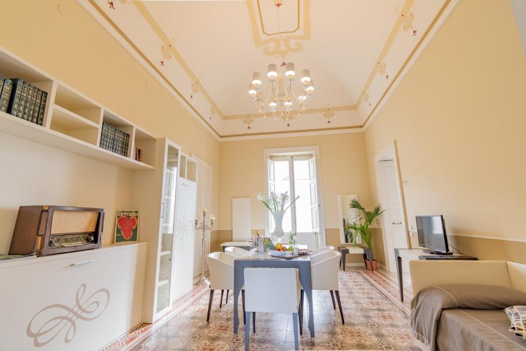 un salon avec une table et un canapé dans l'établissement Hotel Belami, à Maglie