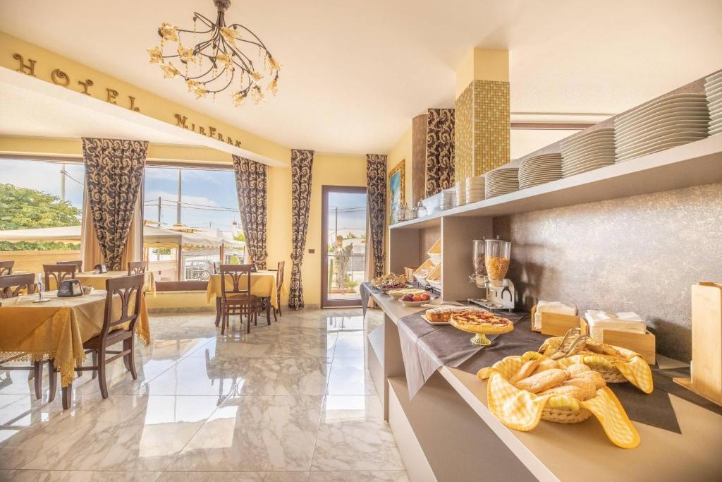 une cuisine avec un comptoir avec de la nourriture dessus dans l'établissement Hotel Salento Mirfran, à Torre San Giovanni