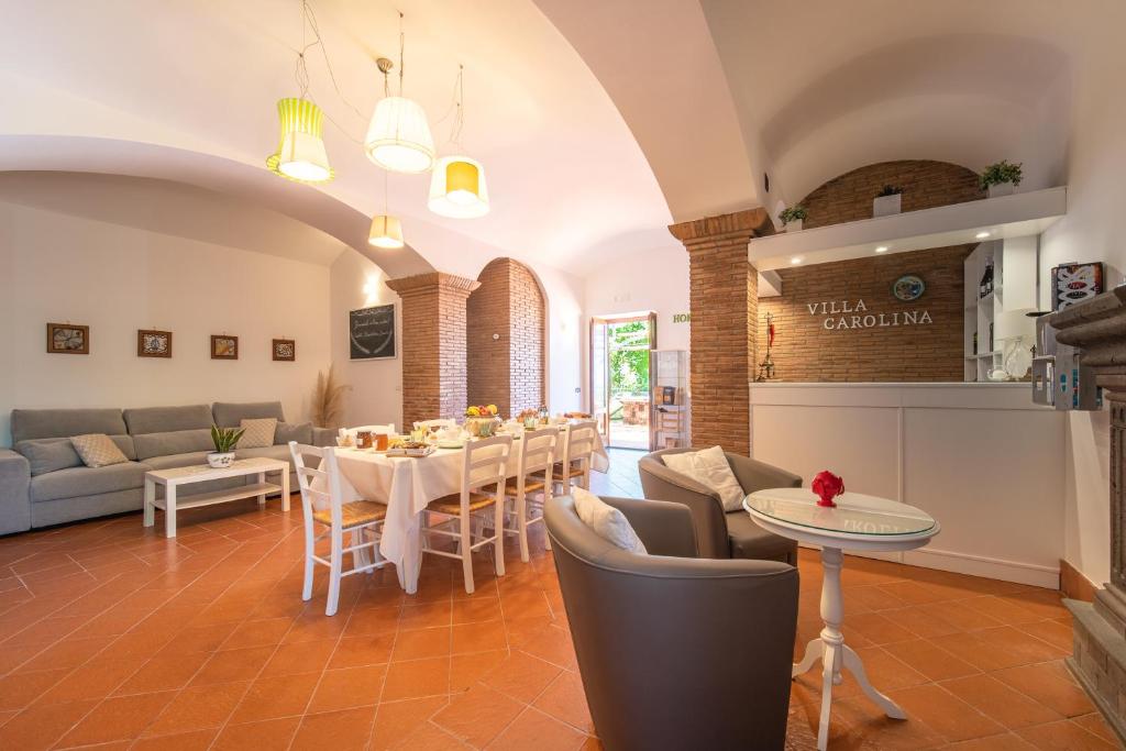 une salle à manger avec une longue table et des chaises dans l'établissement Villa Carolina Sorrento Private Heated Pool and Sea View, à Sorrente