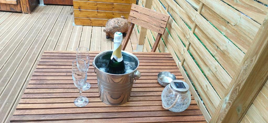 - un seau avec une brosse à dents sur une terrasse dans l'établissement La Bulle du Cheix, à Saint-Diéry